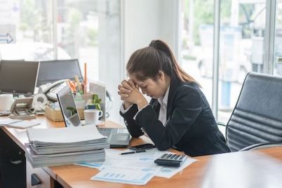 woman-at-desk-office_15557_t12.jpg