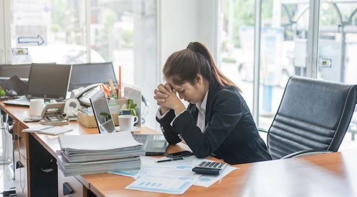 woman-at-desk-office_15557_t12.jpg